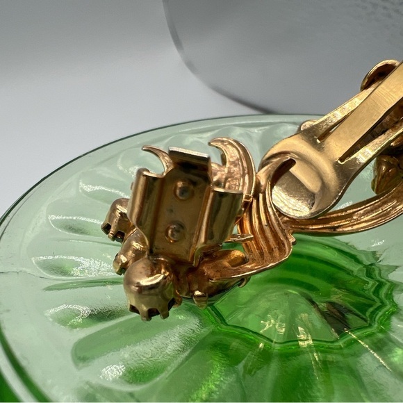 VINTAGE EARRINGS Gold Tone Green Crystal COLLECTIBLE COSTUME JEWELRY CLIP ON - Picture 8 of 13